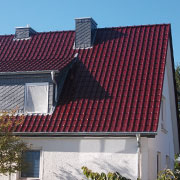 Dachziegel in vielen Farben, aus Ton, glasiert oder engobiert - passend zu Ihrem Bauvorhaben.